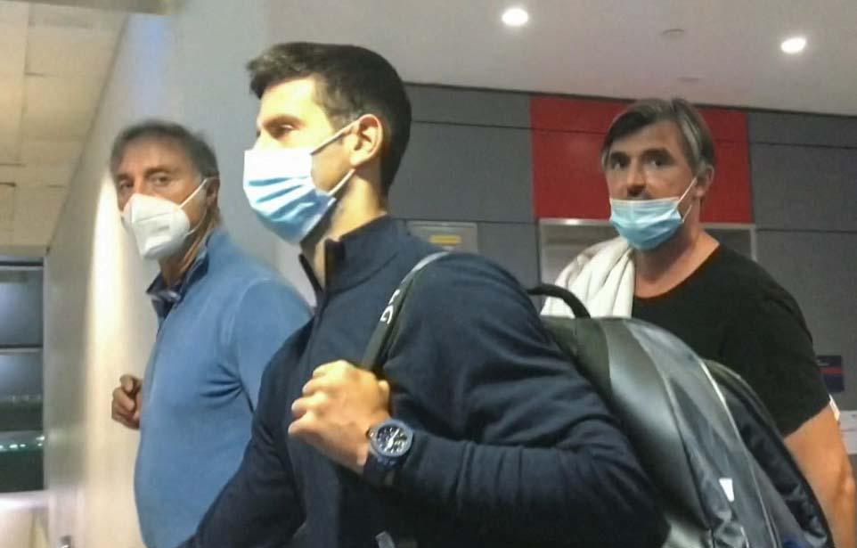 Djokovic regresa a su país tras ser deportado de Australia