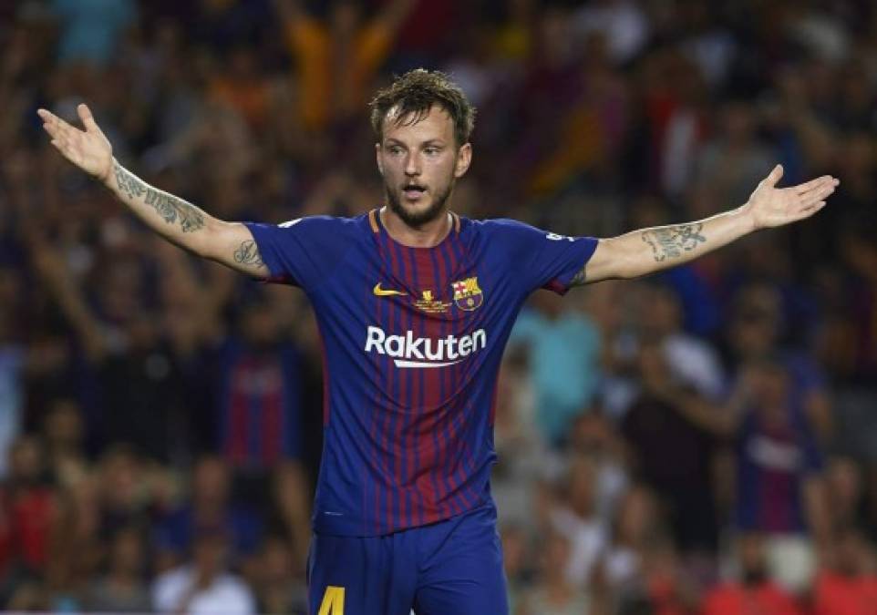 Ivan Rakitic, centrocampista croata del FC Barcelona, ha manifestado su intención de seguir en el Barcelona. 'Por mi parte no hay ninguna duda. Tengo tres años de contrato y este es el sitio donde quiero estar, donde estoy contento y feliz. Estoy haciendo las cosas muy bien aquí y no tengo ningún otro pensamiento. Puedo entender que se hable y que cada uno tenga su opinión. Lo respeto pero nunca he tenido el pensamiento de irme', dijo el croata en entrevista a Mundo Deportivo. Pese a esas palabras, desde Inglaterra apuntan que el Manchester United insiste en ficharle. El 'Daily Record' informó que el club inglés trabaja en el fichaje del centrocampista croata de cara a la próxima temporada para cubrir la baja de Ander Herrera.