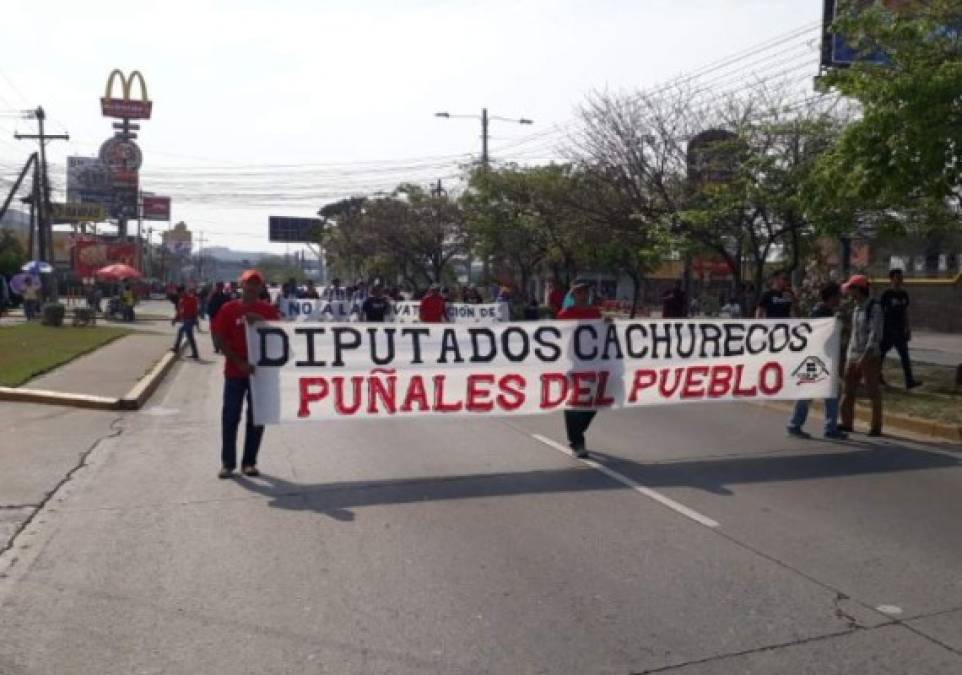 Los hondureños se pronunciaron contra los diputados por el decreto de reestructuración en Salud y Educación que había aprobado.