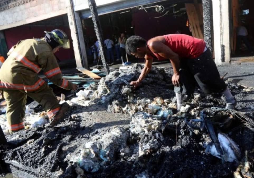 Otras personas revisaban si había ropa que poder rescatar.