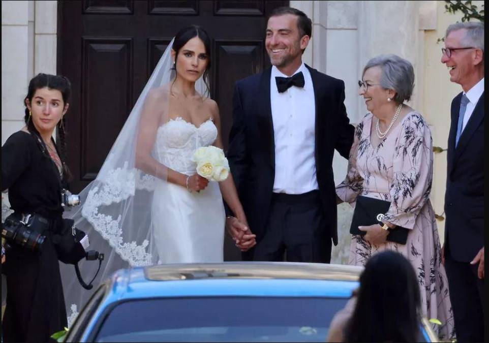 En la vida real, la estrella de La Matanza en Texas: El Origen reunió el sábado a parte de su familia fílmica durante su boda con el empresario Mason Morfit, en Redondo Beach, California.