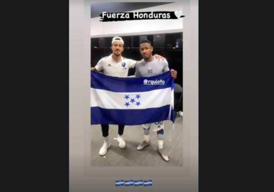 El argentino Maximiliano Urruti colgó esta imagen con Romell Quioto y colocó la frase 'Fuerza Honduras'.