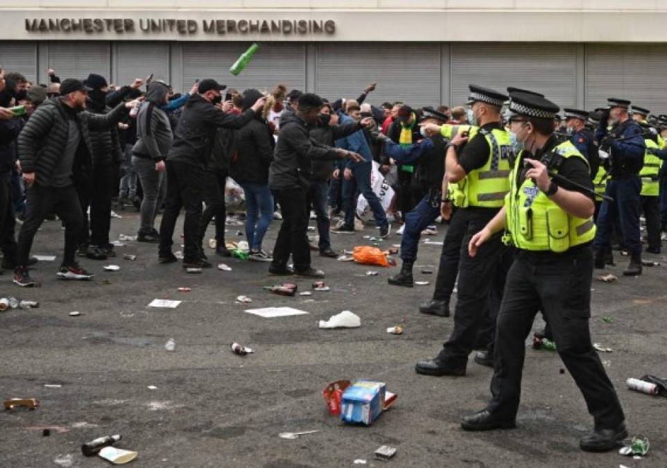 Unos 200 aficionados entraron en el estadio y otra multitud protestó en los aldeaños y también en el hotel de concentración de los jugadores -