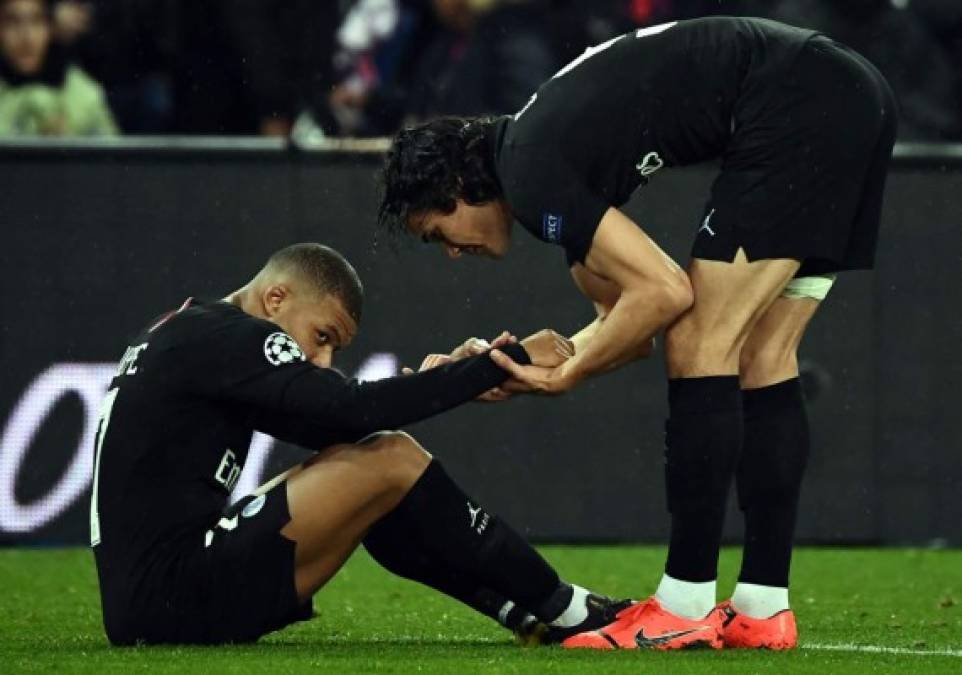 Edinson Cavani tratando de animar a Kylian Mbappé.