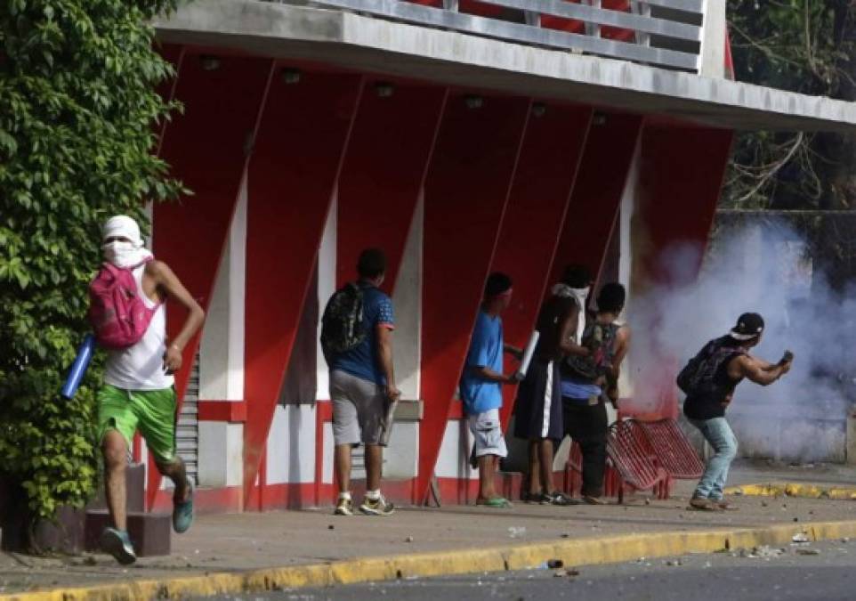 Ayer, en Managua, decenas de policías armados de fusiles AK-47, de origen ruso, irrumpieron a balazos en los llamados 'barrios orientales' de la capital, que están ubicados entre el centro y el este de la ciudad.