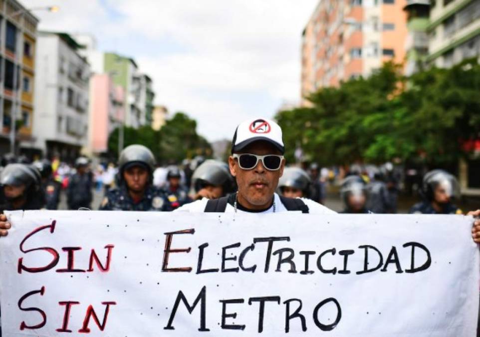Desde el pasado jueves a las 17.00 hora local (21.00 GMT) cientos de miles de venezolanos se enfrentan a un 'apocalipsis'. A la escasez de alimentos, de medicinas, una inflación de 1.300 % se suma ahora la falta de energía eléctrica, que ya ha cobrado sus primeras víctimas, 17 pacientes muertos.<br/>