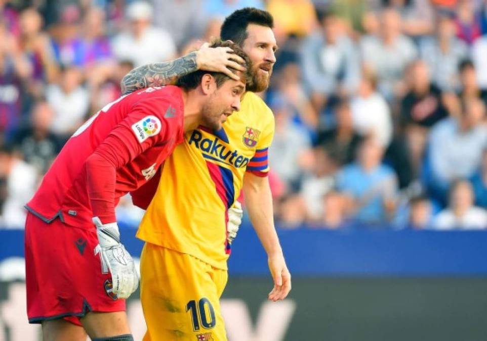 Messi dio un golpe sin intención al portero Aitor Fernández en la jugada y le pidió disculpas.