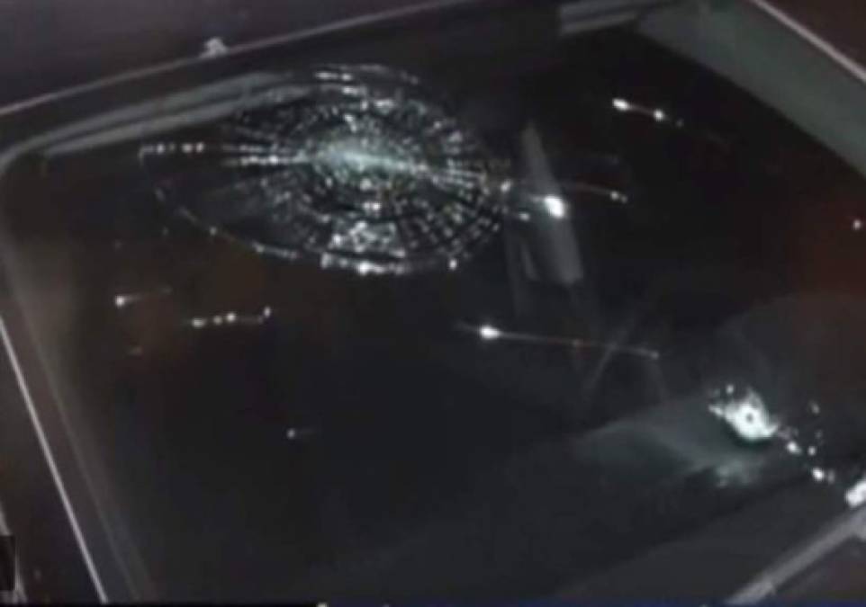 Los vidrios del vehículo de Henry Figueroa fueron dañados productos de las balas.