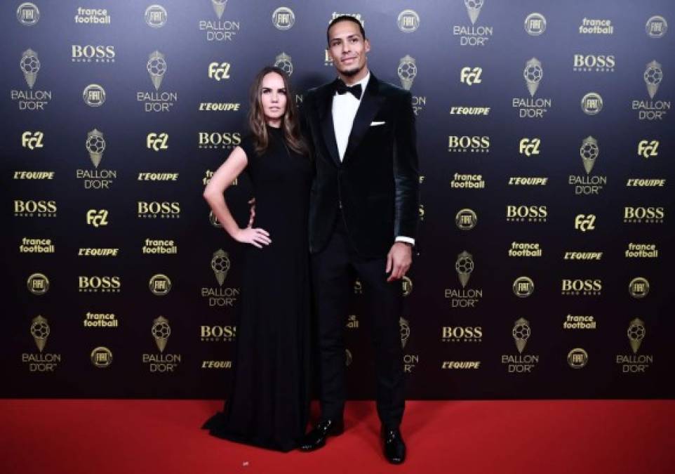 El defensa holandés del Liverpool, Virgil van Dijk, llegando a la Alfombra Roja acompañado de su esposa Rike Nooitgedagt.