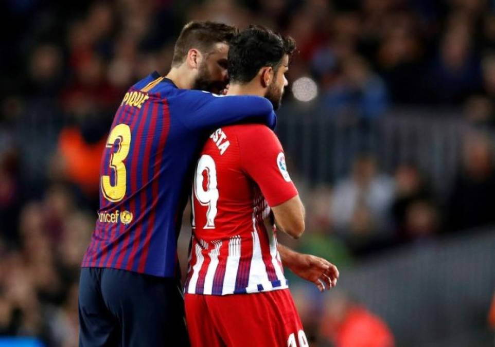 Varios jugadores tuvieron que separar a Diego Costa del árbitro para llevárselo fuera del campo, siendo Gerard Piqué uno de los que más participó en busca de calmarlo acompañándole hasta la banda una vez que aceptó abandonar el terreno de juego. Foto EFE