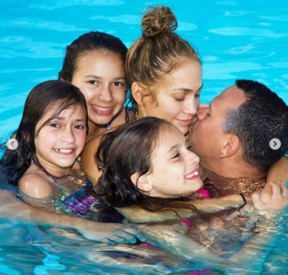 'Para alguien que ha estado dando todo lo que tiene los 365 días del año, a nuestros hijos, a nuestras familias, al mundo, espero que hoy podamos darle toda la felicidad que se merece. Te amo mucho Macha 13. ❤️' escribió A-Rod junto a varias fotos de JLo.<br/>