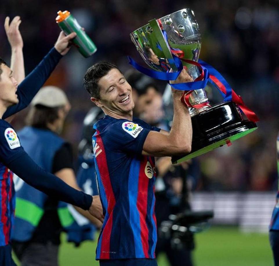 Robert Lewandowski, feliz con su primer título de Liga Española con el Barcelona.