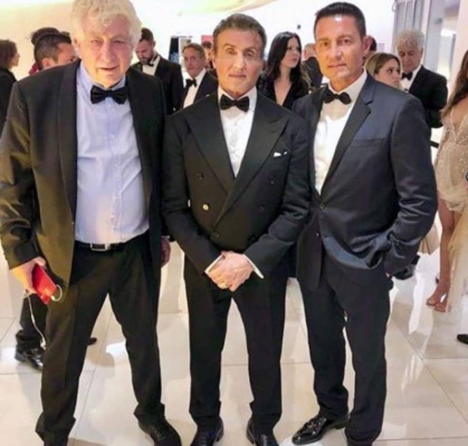El actor ha estado alejado de las cámaras, su última aparición fue posando junto a Sylvester Stallone en el Festival de Cannes.