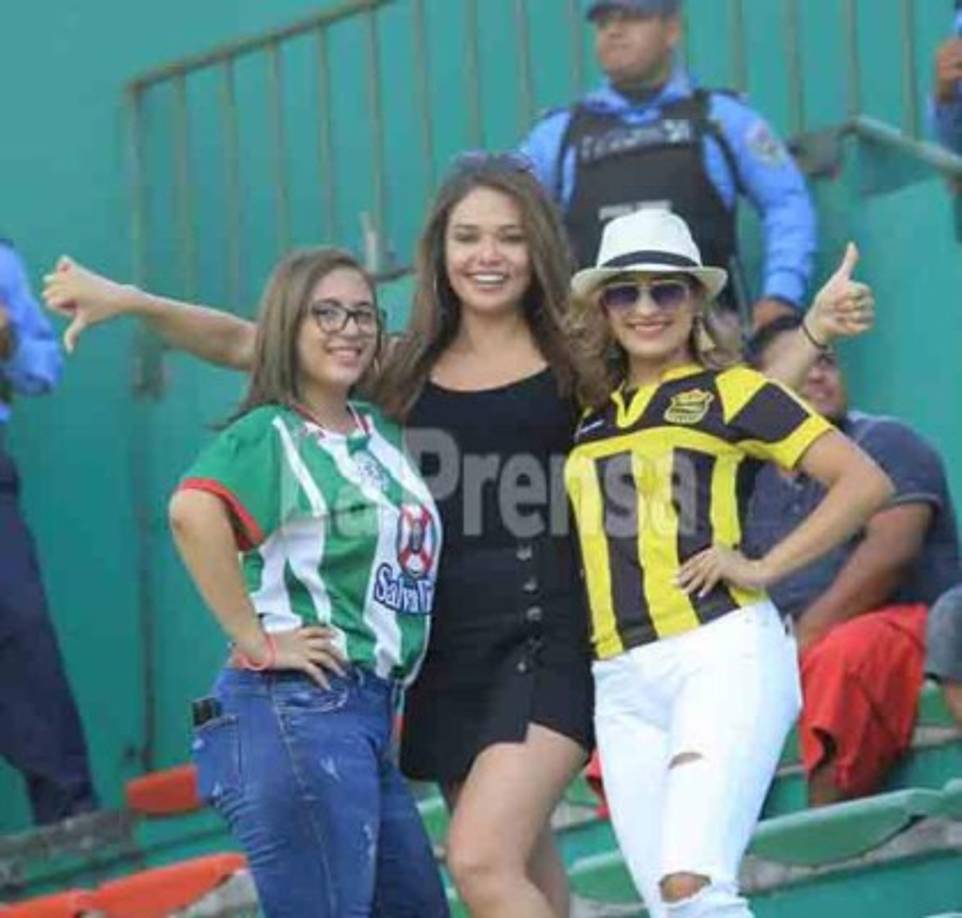 Estas bellas chicas del Marathón y Real España dieron el ejemplo al vivir el derbi de forma amena.