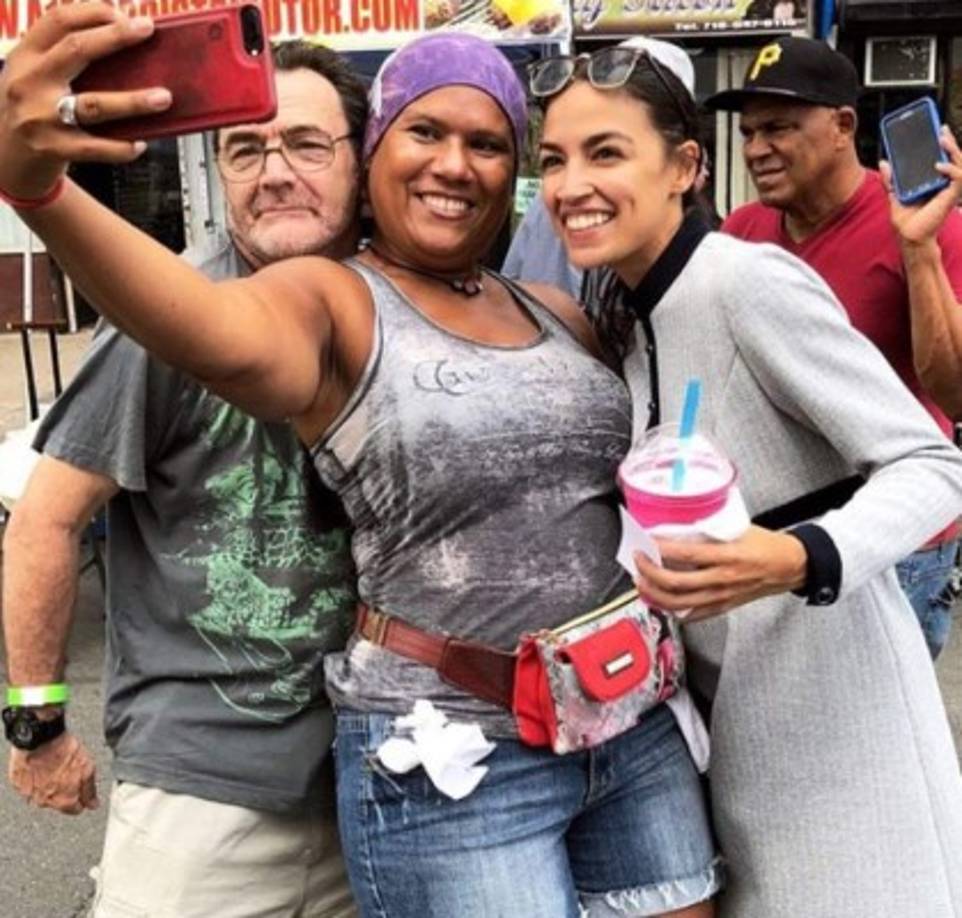 Ocasio-Cortez enarbola con orgullo sus raíces y su latinidad, y asegura que conoce bien los problemas de la clase obrera que promete defender porque ella misma los padeció.<br/><br/>La joven, que trabajó como mesera tras la muerte precoz de su padre de un cáncer y aún está pagando su préstamo universitario, saltó a la fama al ganar en septiembre las primarias demócratas en su distrito -que abarca zonas de Queens y del Bronx- frente al congresista demócrata en funciones, un veterano de la política.<br/><br/>Con un programa claramente de izquierda, Ocasio-Cortez reivindica la etiqueta de socialista y se convirtió en la más visible figura de una nueva ola de mujeres y miembros de minorías que hacen frente al 'establishment' demócrata.