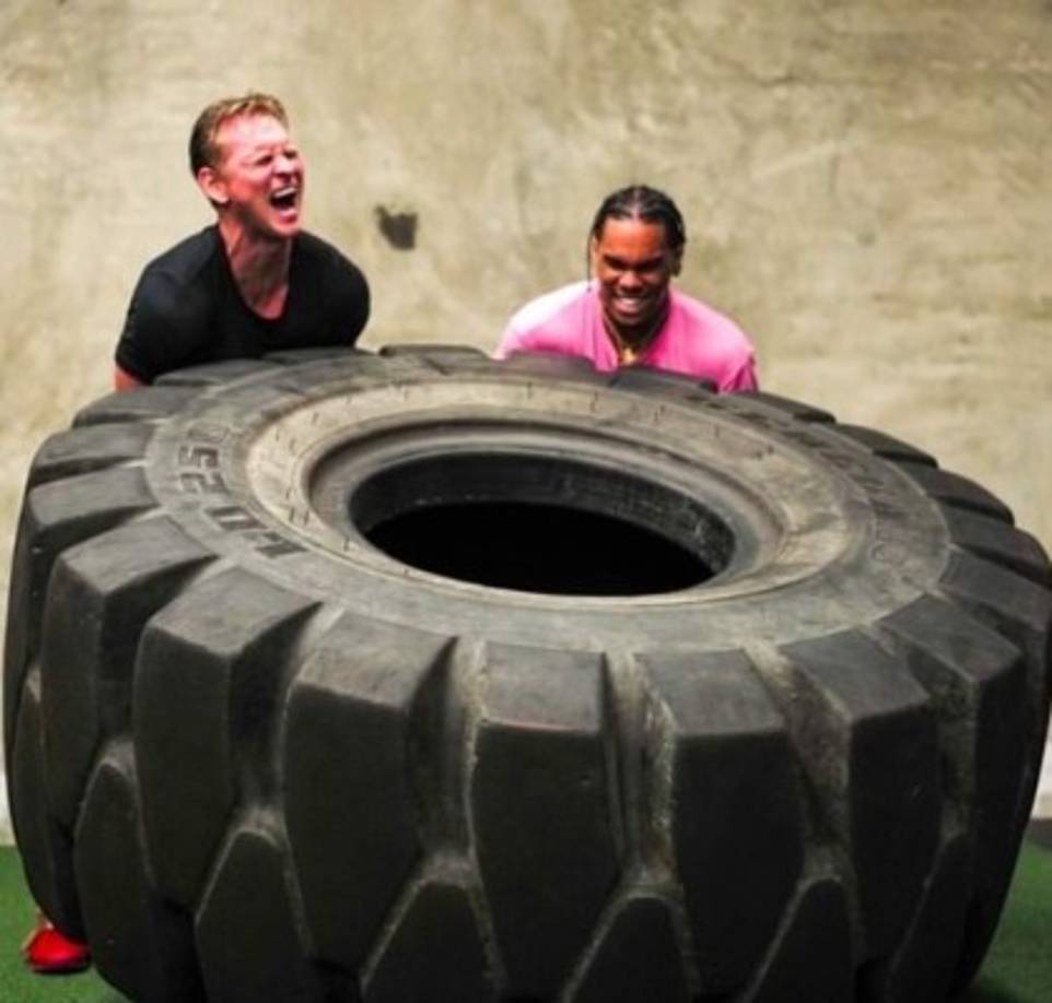 El director del documental explicó que para lograr obtener un gran número de seguidores simplemente acudió a sutios web como Famoid.com para comprarlos, unos 10,000 por apenas 150 dólares.