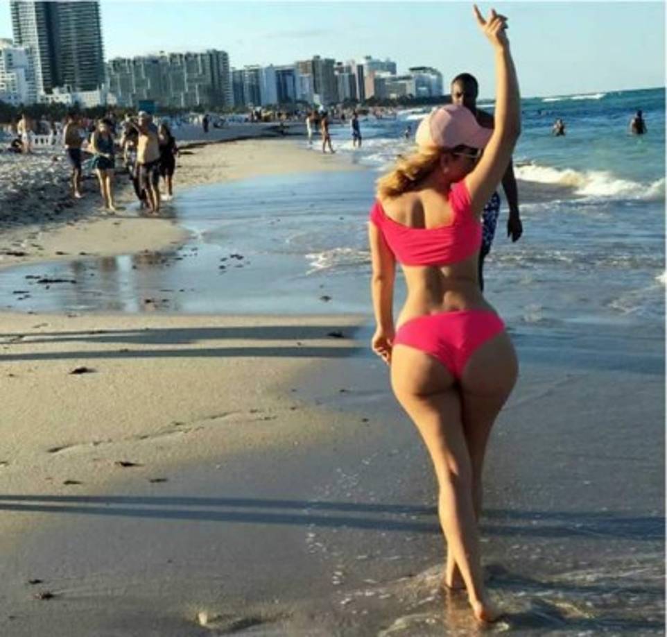 Roxana es una sensación en las redes sociales con sus sexys fotos.