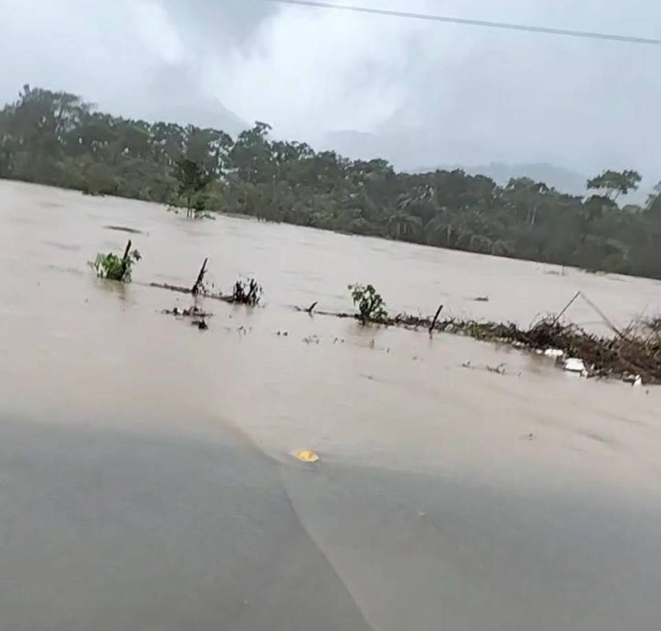 En horas de la tarde de este viernes, el río Arizona ha alcanzado el nivel de la carretera que ahora impide el tránsito de personas y vehículos.
