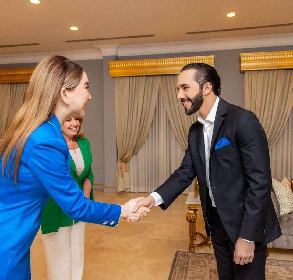 “El Salvador”, dijo la propietaria del concurso con mucho entusiasmo. “Hay que empezar por decir que el presidente está guapísimo”, mencionó entre risas.