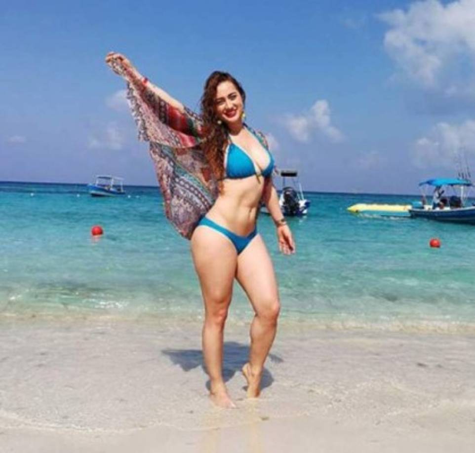 Además de presentadora de TV, la chica es abogada.