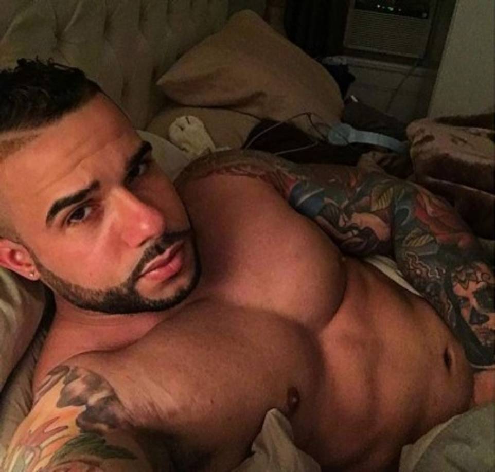 Es denominado como 'El Cherif Sexy' y presume su cuerpo desde la intimidad de su hogar.