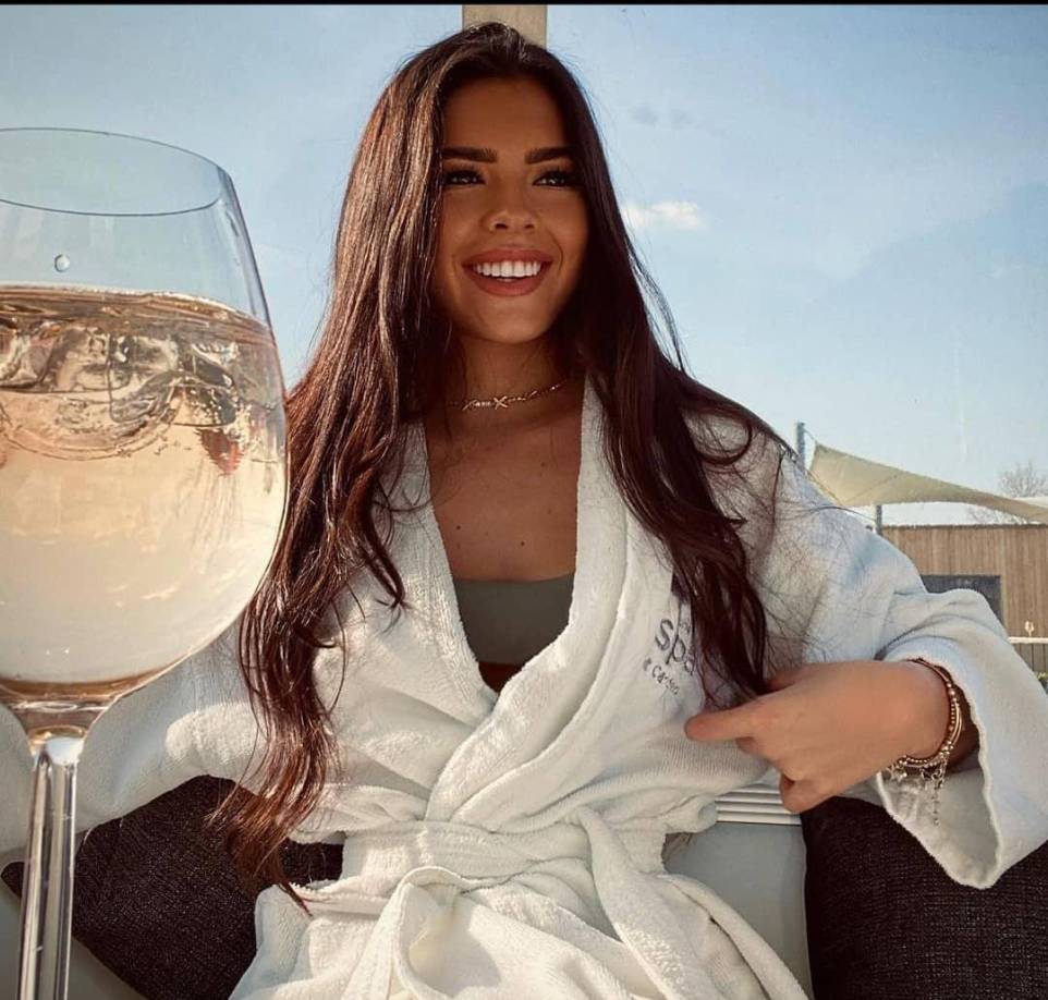 “Michael Owen está horrorizado de que el nombre de su hija se use fuera de lugar y todo lo que quiere es que se aclare esta situación”, expresó una fuente de su entorno para Daily Mail. 