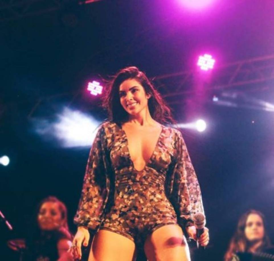 Vanessa ya no sólo es popular en su país debido a su música y pasión por el Fitness, sino también por el polémico enredo de que era una pastora cristiana muy sexi.