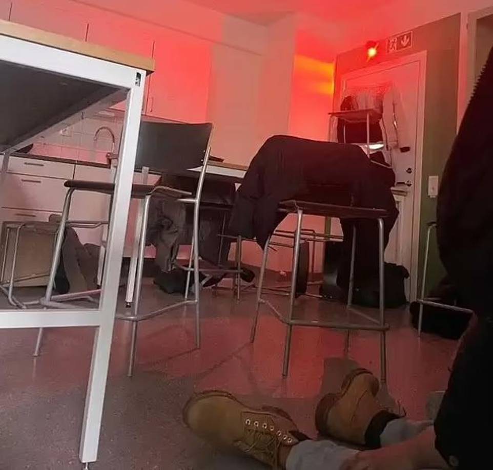 La Policía sueca, que recibió un aviso pasadas las 12.30 hora local (11.30 GMT), habla de delitos de intento de asesinato, incendio y graves delitos con armas.