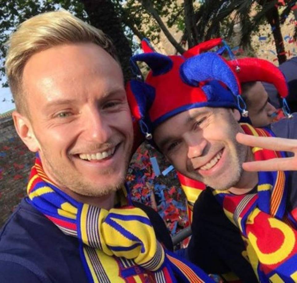 Rakitic e Iniesta en los festejos.