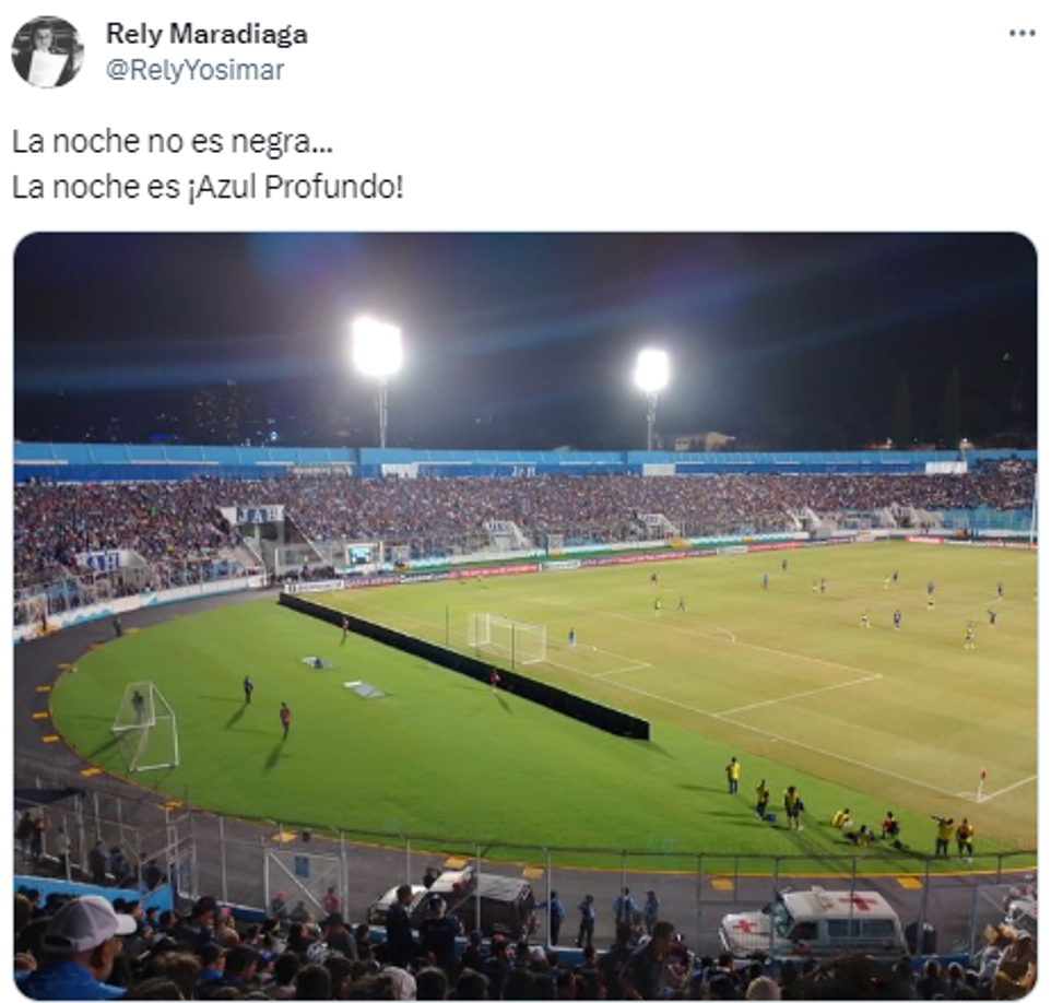 Así definió Rely Maradiaga: “La noche no es negra...La noche es ¡Azul Profundo!”.