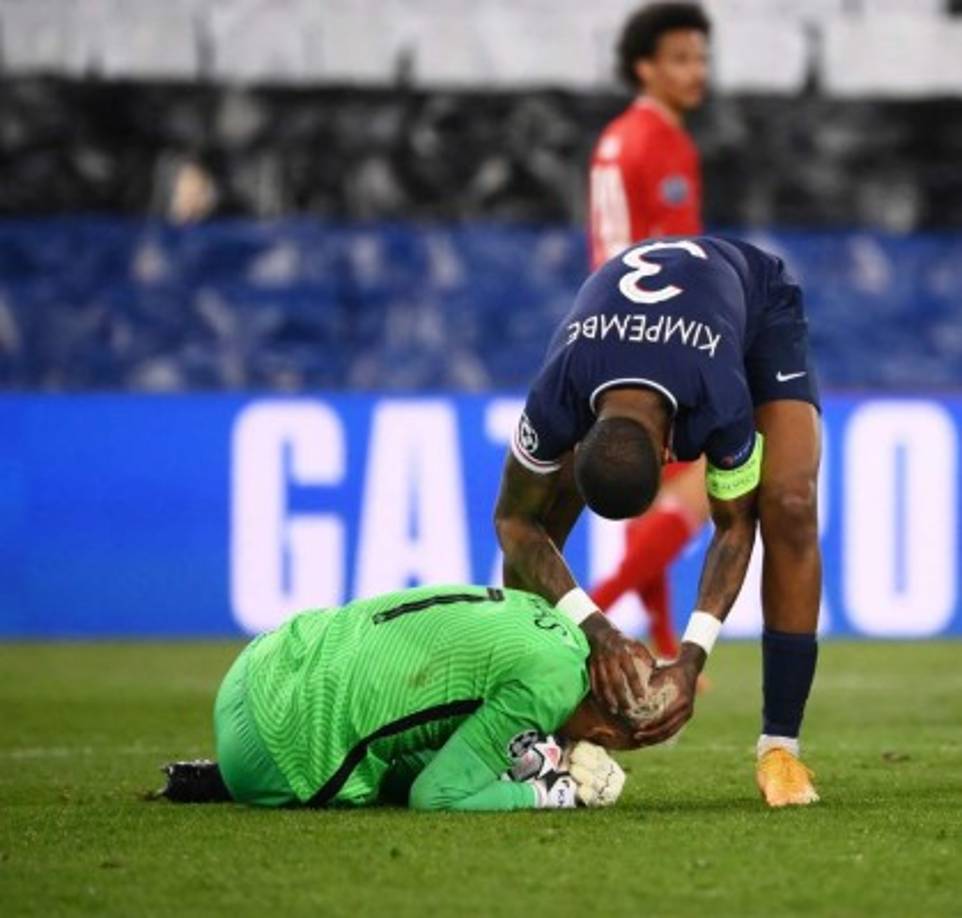 Presnel Kimpembe felicitando a Keylor Navas tras el pitazo final del partido. El portero tico se aferra al balón.