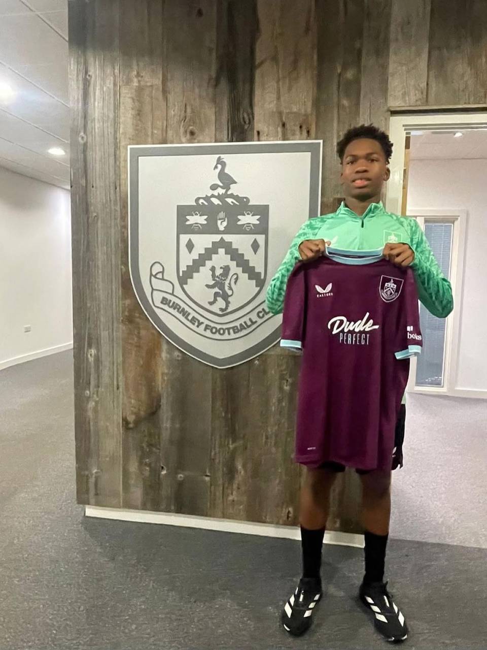 Keyvan Figueroa, posando con la camiseta del Burnley.