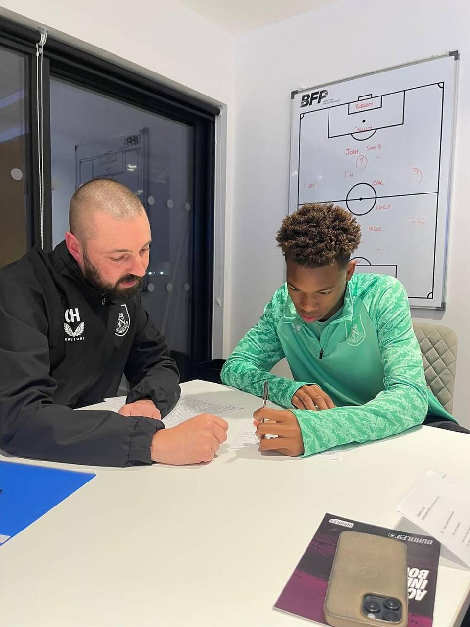 El hijo de Maynor Figueroa, firmando el contrato con el Burnley.