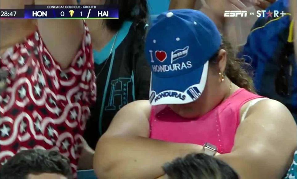 Esta joven aficionada hondureña fue captada dormida antes de la media hora del partido.
