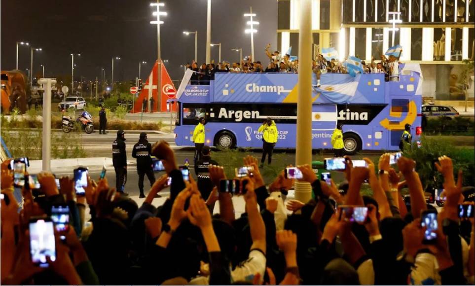Como era de esperarse, miles de aficionados disfrutaron el paso de su selección y aprovecharon para celebrar con gritos, cánticos y bailes la obtención del tercer título en la historia de Argentina.