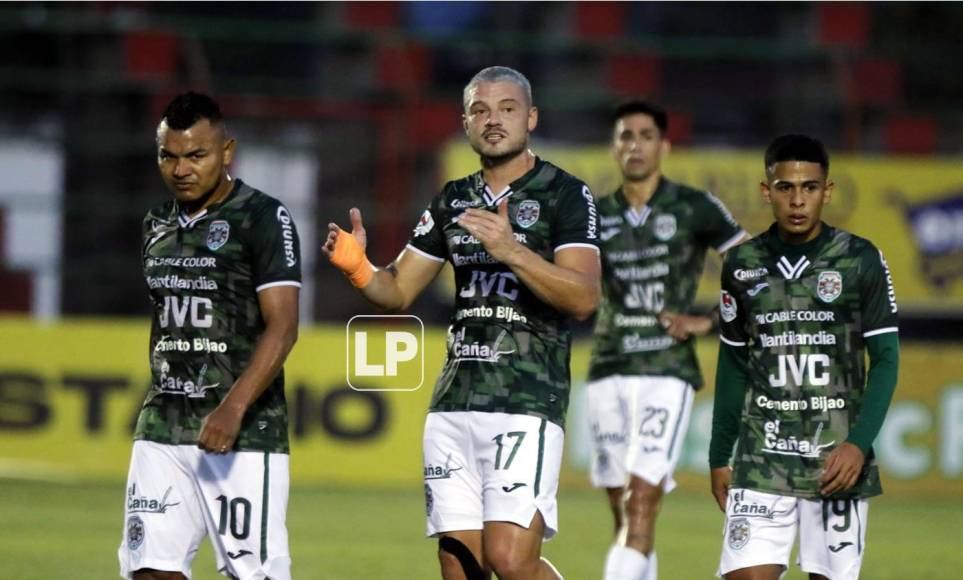 Los jugadores del Marathón salieron al medio tiempo con cara de pocos amigos.