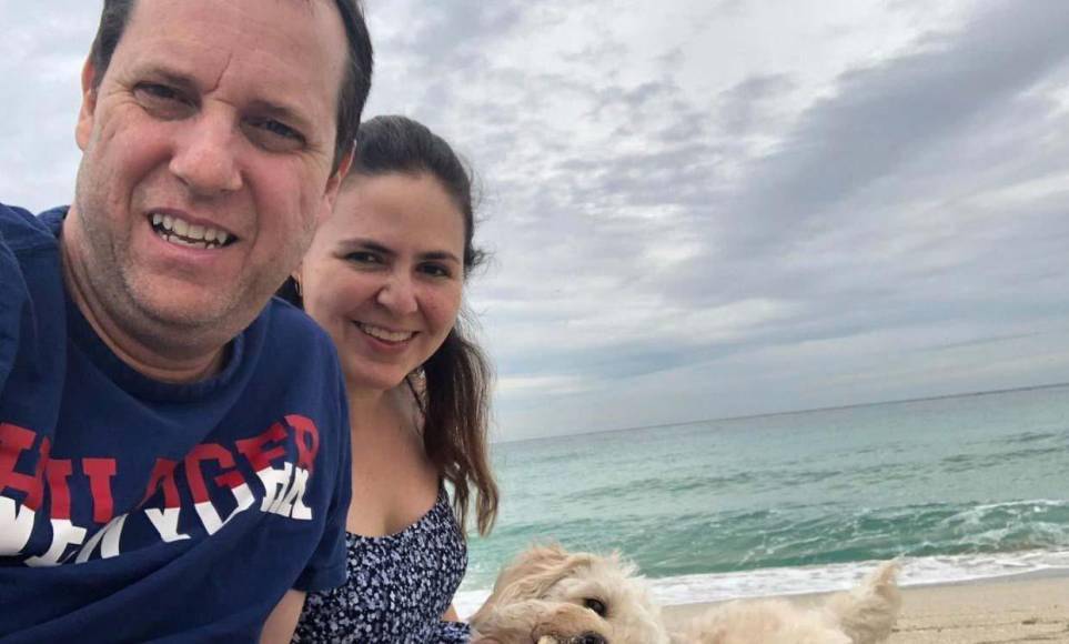 “Ethel me dice que sí al día siguiente, porque fue un ‘nos vemos mañana’ porque yo ya me tenía que ir, tenía que llegar a Televisa, fue muy rápido todo, nos quedamos de ver al día siguiente a tomar un café, nos vamos a tomar el café y ahí quedamos en que íbamos a ser novios”, comentó Paco Villa en entrevista con Javier Alarcón.