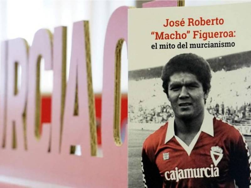 Así es el libre que el Real Murcia presentó en homenaje al hondureño José Roberto 'Macho' Figueroa.