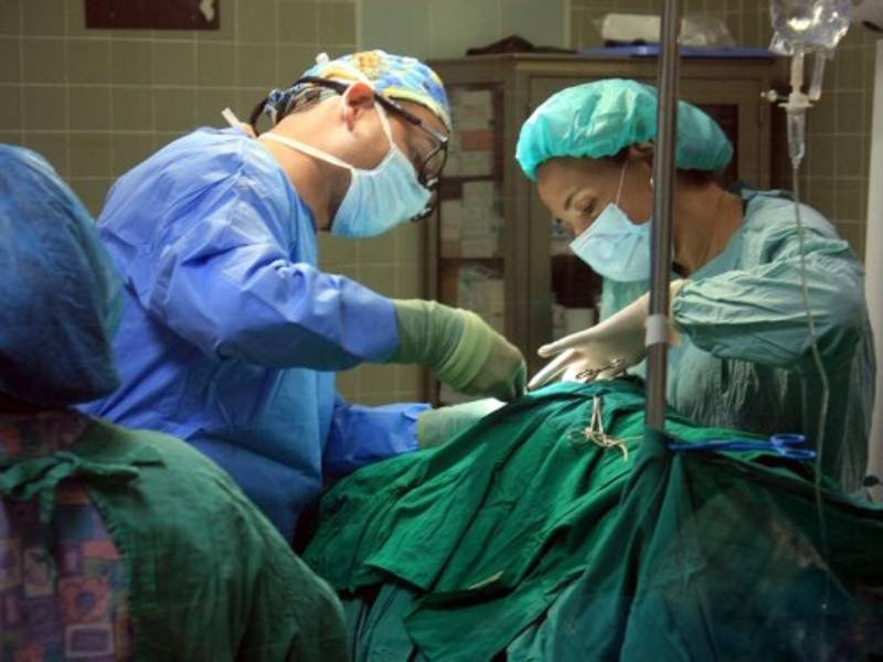En la foto de archivo, médicos intervienen un paciente en un hospital sampedrano.
