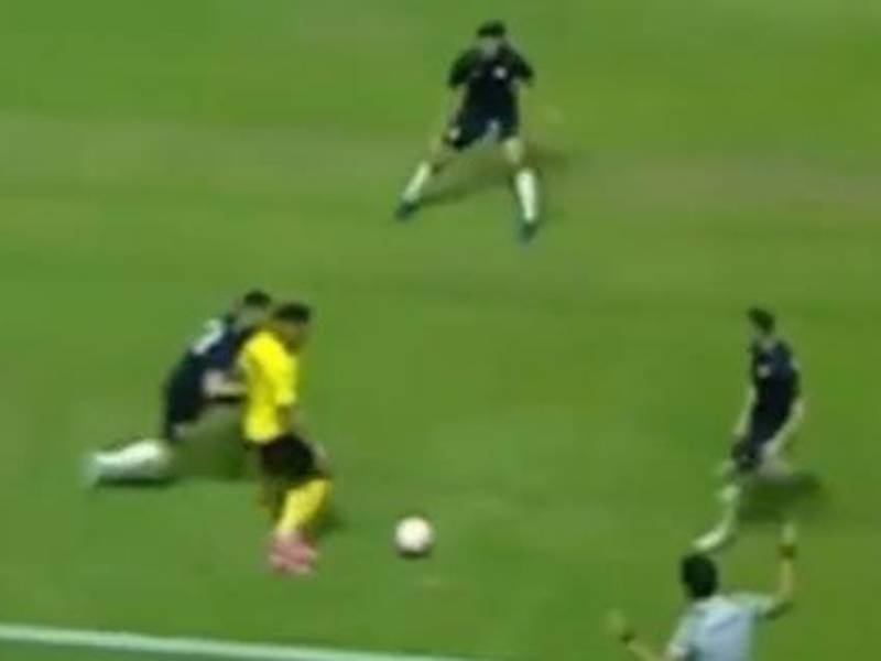 Video: Luis Palma dejó en ridículo a rival en amistoso internacional