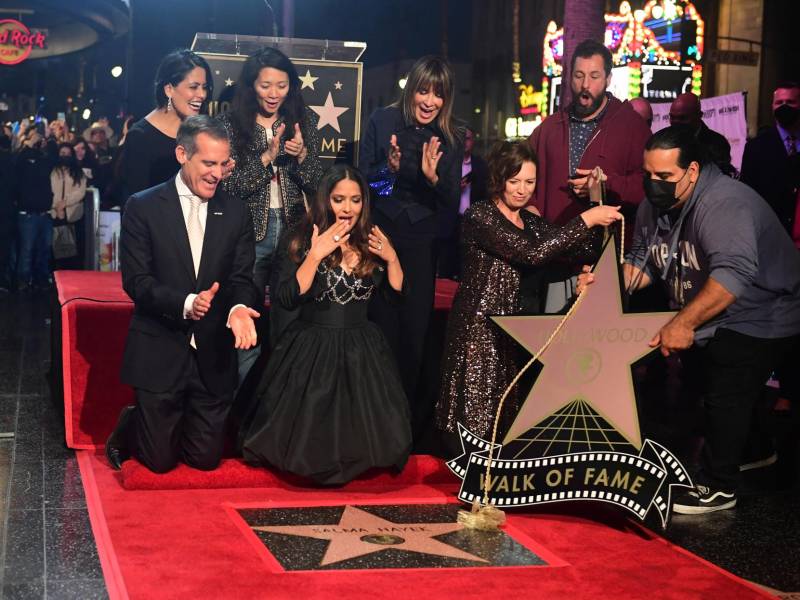 Salma Hayek descubrió anoche su estrella en el Paseo de la Fama de Hollywood en Los Ángeles (EE.UU.) y dedicó este honor a los fans que, a lo largo de las décadas, le dieron “valor” para seguir sus sueños y triunfar en el cine estadounidense.