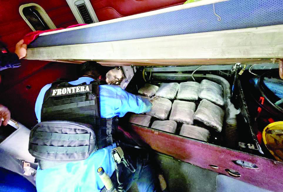 Elementos policiales hallaron los 15 paquetes de droga en un compartimento en el camarote del pesado automotor.