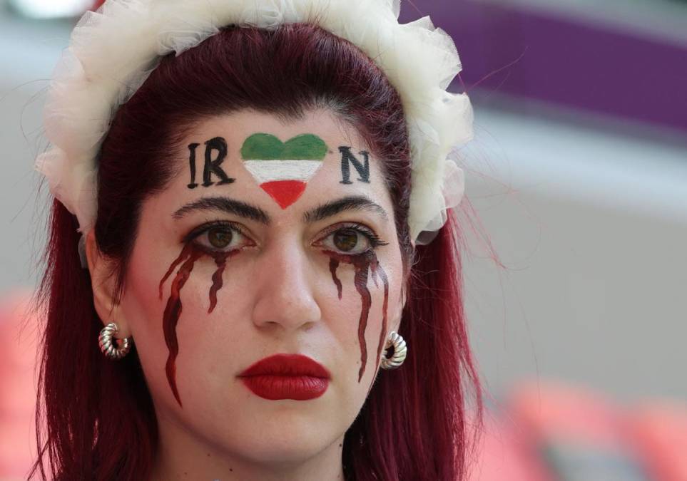 Antes del comienzo del partido hubo enfrentamientos en la hinchada iraní, entre aquellos que apoyan al régimen islámico y quienes están en contra. En ese marco, en la entrada del estadio hubo insultos para los que llevaban banderas o camisetas con el lema “Mujer, Vida, Libertad”