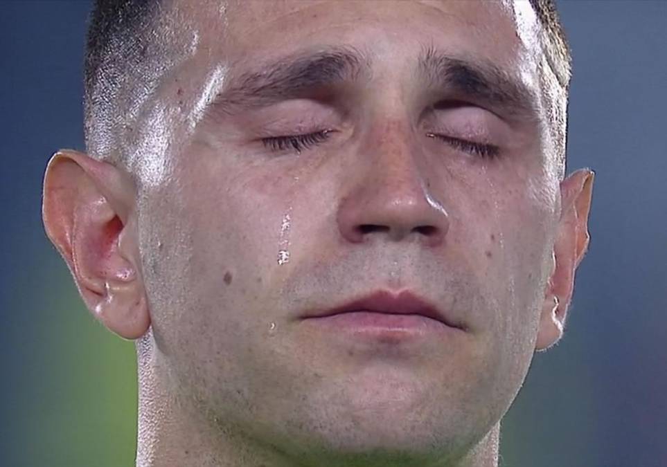 El portero argentino Emiliano ‘Dibu’ Martínez no pudo contener el llanto durante el himno nacional de Argentina.