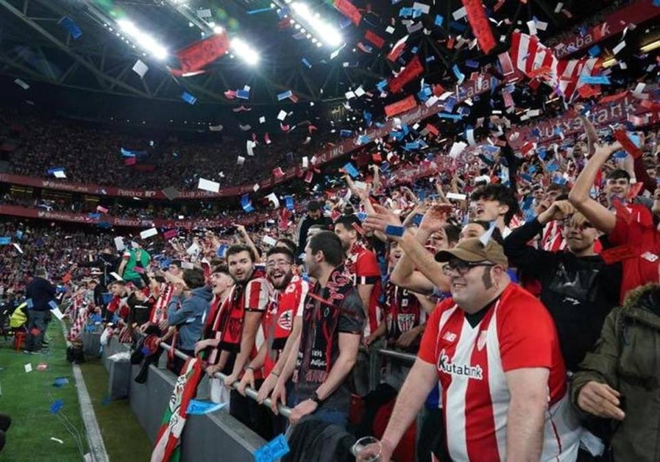Los aficionados del Athletic Club de Bilbao lanzaron los billetes en el partido contra el Barcelona.