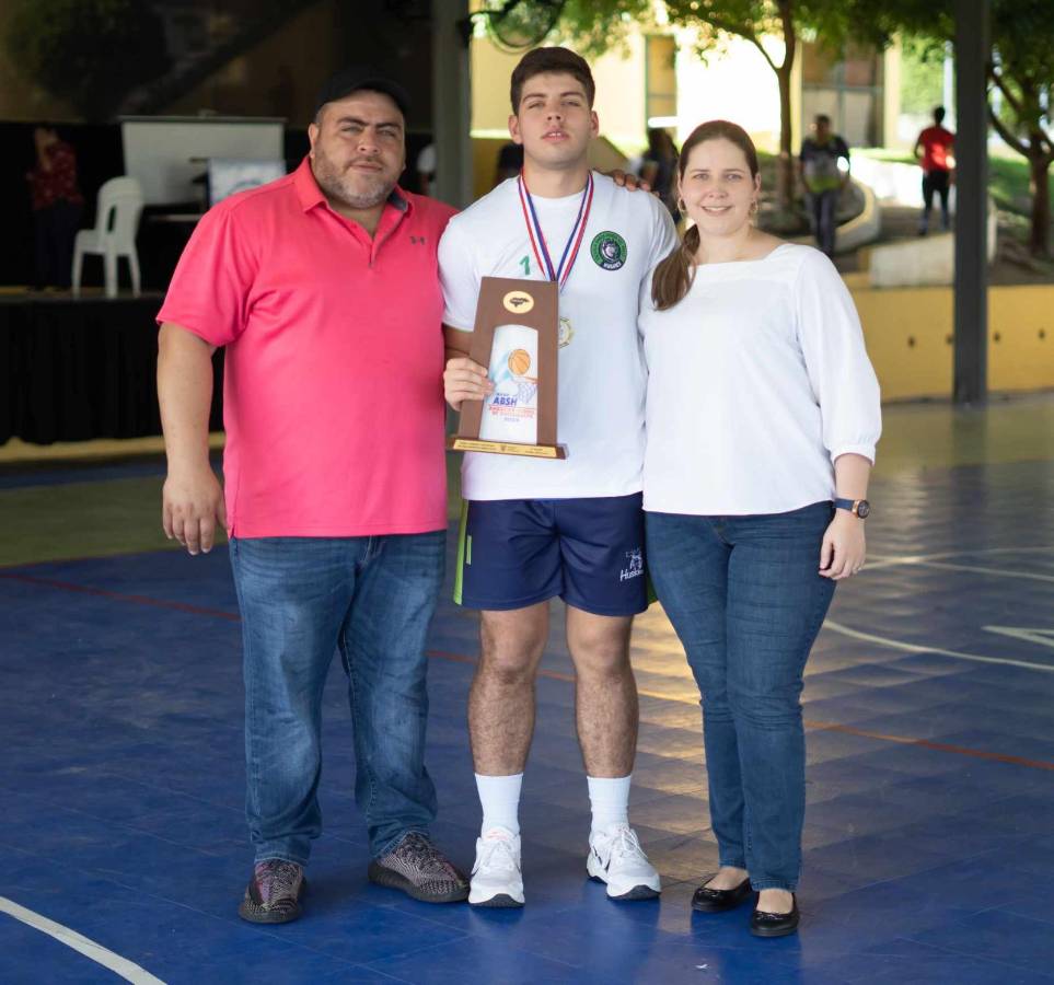 Juan Samara Jr, capitán del equipo, con sus padres Juan Samara y Scarlett Hall.