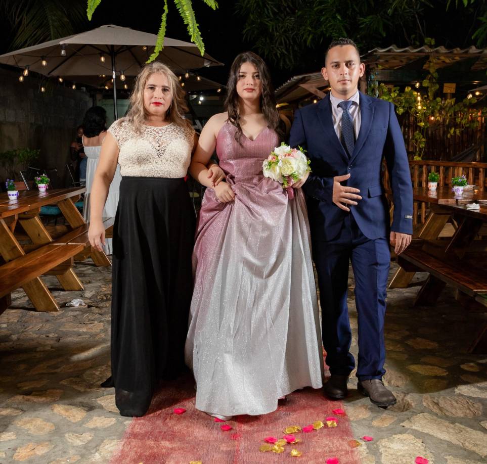 El restaurante Mayas Grill en Puerto Cortés fue el lugar predilecto para la noche inolvidable de la festejada, en donde los asistentes degustaron de deliciosos platillos que satisficieron su paladar. Su madre Isabel Olivero y Su hermano Kevin Molina fueron los anfitriones de la fiesta. 