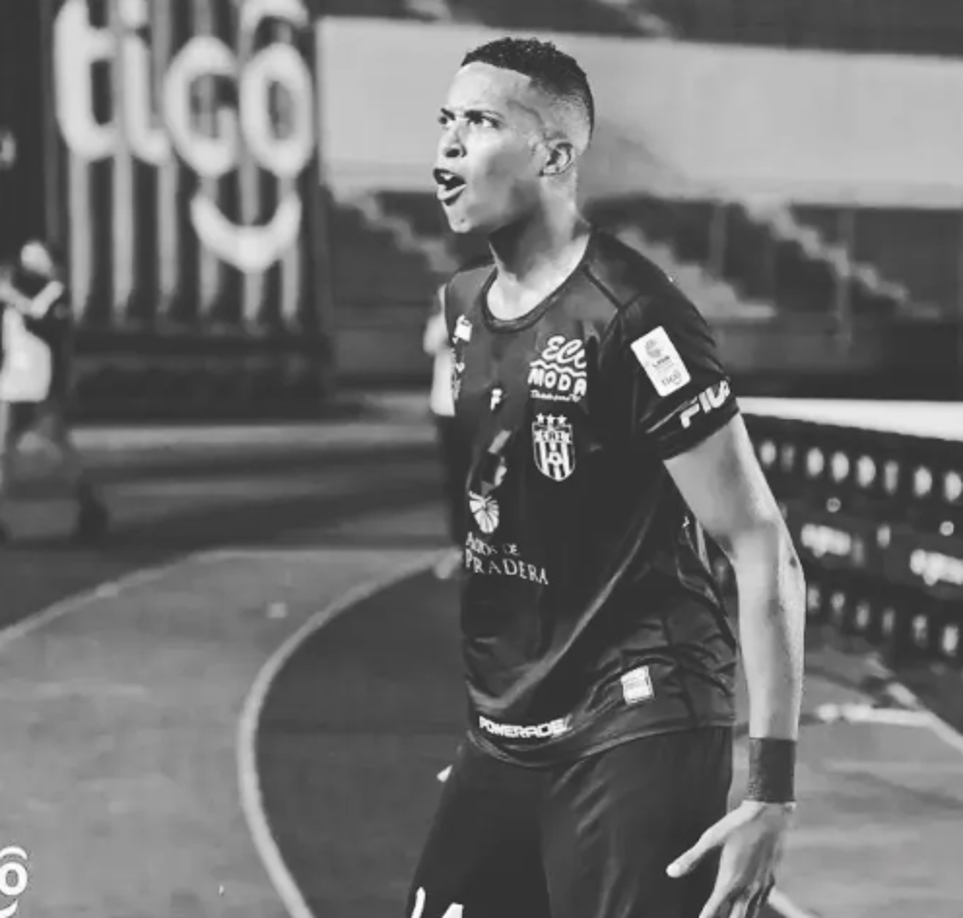 Según indicó el rotativo, “los pistoleros utilizaron un vehículo tipo taxi para transportarse al lugar, donde luego de cometer el hecho se dieron a la fuga”.