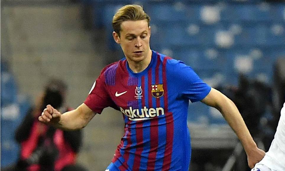 El Barcelona valora seriamente la venta de Frenkie de Jong. El holandés llegó al Camp Nou como uno de los líderes con los que el cuadro culé esperaba recuperar el estilo de juego que tantos éxitos le ha dado a lo largo de los últimos tiempos, pero lo cierto es que el futbolista de 24 años ha ido en una clara cuesta abajo en lo que a su rendimiento se refiere, empezando a existir una corriente que apunta a la posible salida del centrocampista una vez que finalice el presente curso aprovechando que todavía cuenta con un gran cartel entre varios gigantes europeos como por ejemplo el Manchester City.