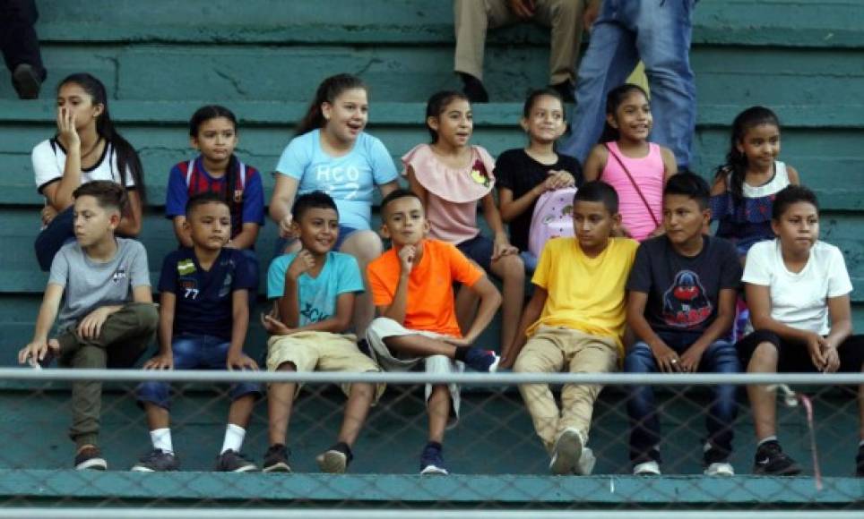 Estos pequeños asistieron al estadio Micheletti para el partido entre progreseños y motagüenses.